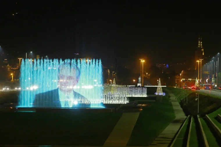 Zagreb: Projekcija fotografije dr. Franje Tuđmana na fontanama ispred NSK