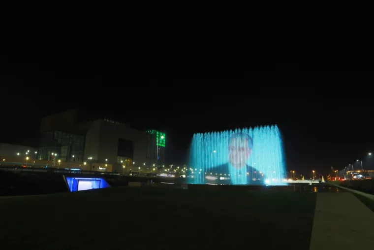 Zagreb: Projekcija fotografije dr. Franje Tuđmana na fontanama ispred NSK