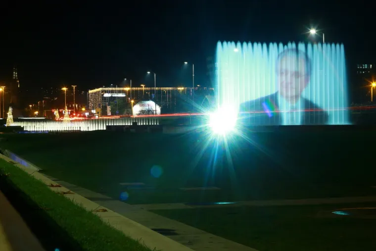 Zagreb: Projekcija fotografije dr. Franje Tuđmana na fontanama ispred NSK