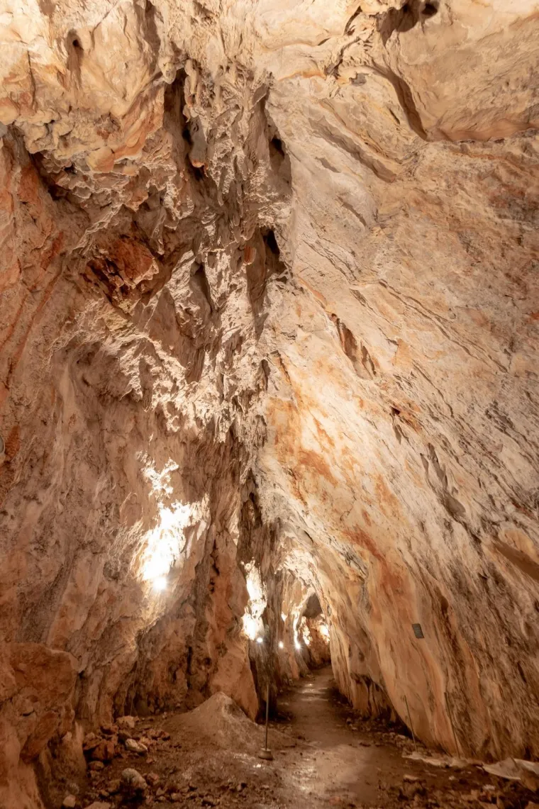 Cerovačke spilje su najveći spiljski kompleks u Hrvatskoj. Nalaze se četiri kilometra jugozapadno od Gračaca, na sjevernoistočnoj padini velebitskog brda Crnopac (1403 m), u južnom dijelu Parka prirode Velebit.