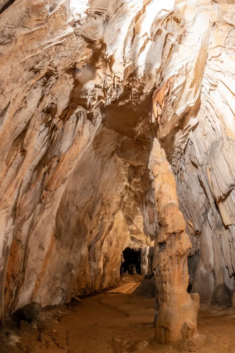 Cerovačke spilje su najveći spiljski kompleks u Hrvatskoj. Nalaze se četiri kilometra jugozapadno od Gračaca, na sjevernoistočnoj padini velebitskog brda Crnopac (1403 m), u južnom dijelu Parka prirode Velebit.
