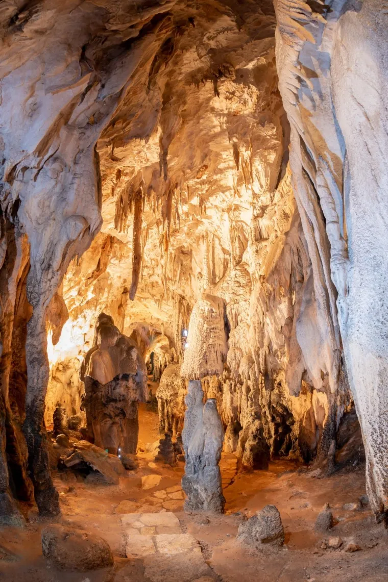 Cerovačke spilje su najveći spiljski kompleks u Hrvatskoj. Nalaze se četiri kilometra jugozapadno od Gračaca, na sjevernoistočnoj padini velebitskog brda Crnopac (1403 m), u južnom dijelu Parka prirode Velebit.