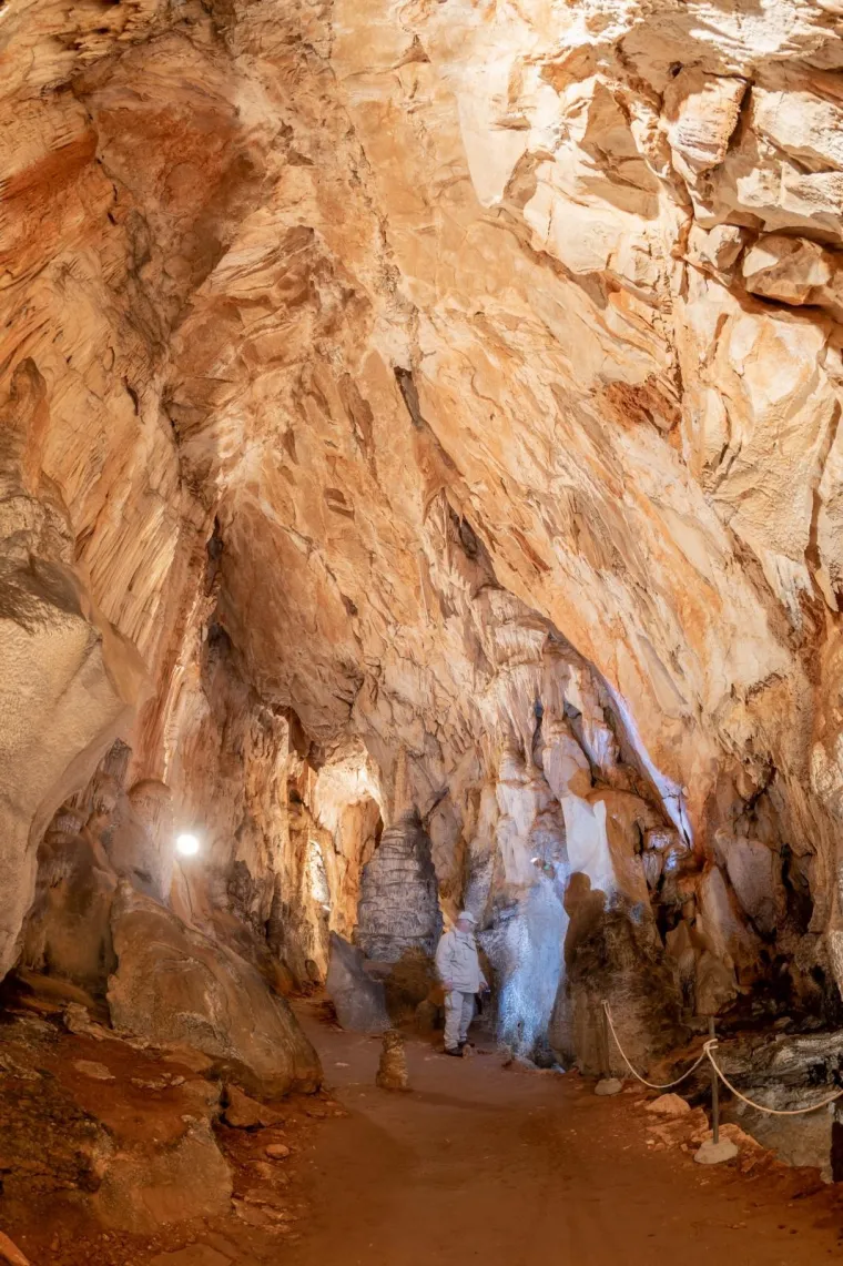 Cerovačke spilje su najveći spiljski kompleks u Hrvatskoj. Nalaze se četiri kilometra jugozapadno od Gračaca, na sjevernoistočnoj padini velebitskog brda Crnopac (1403 m), u južnom dijelu Parka prirode Velebit.