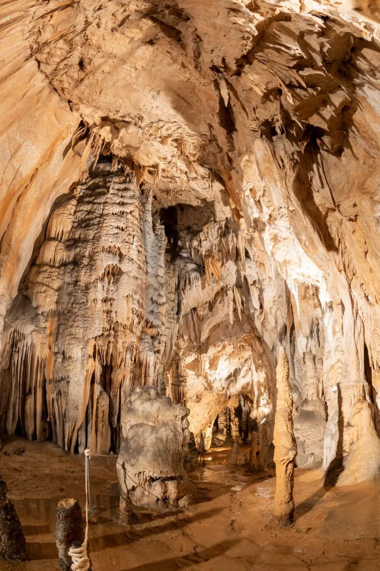 Cerovačke spilje su najveći spiljski kompleks u Hrvatskoj. Nalaze se četiri kilometra jugozapadno od Gračaca, na sjevernoistočnoj padini velebitskog brda Crnopac (1403 m), u južnom dijelu Parka prirode Velebit.