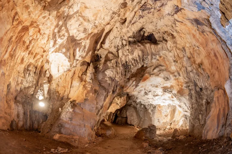 Cerovačke spilje su najveći spiljski kompleks u Hrvatskoj. Nalaze se četiri kilometra jugozapadno od Gračaca, na sjevernoistočnoj padini velebitskog brda Crnopac (1403 m), u južnom dijelu Parka prirode Velebit.