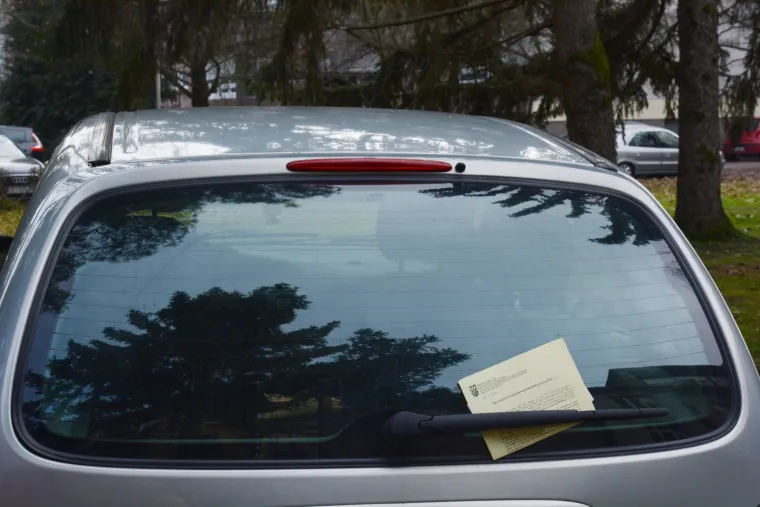 Vozači iz Siska na svojim su vjetrobranskim staklima danas prona&scaron;li blagdansku "čestitku" za nepropisno parkiranje u iznosu od 500 kuna.