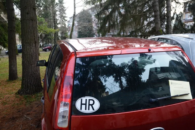 Vozači iz Siska na svojim su vjetrobranskim staklima danas prona&scaron;li blagdansku "čestitku" za nepropisno parkiranje u iznosu od 500 kuna.