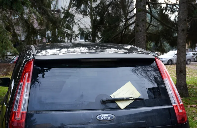 Vozači iz Siska na svojim su vjetrobranskim staklima danas prona&scaron;li blagdansku "čestitku" za nepropisno parkiranje u iznosu od 500 kuna.