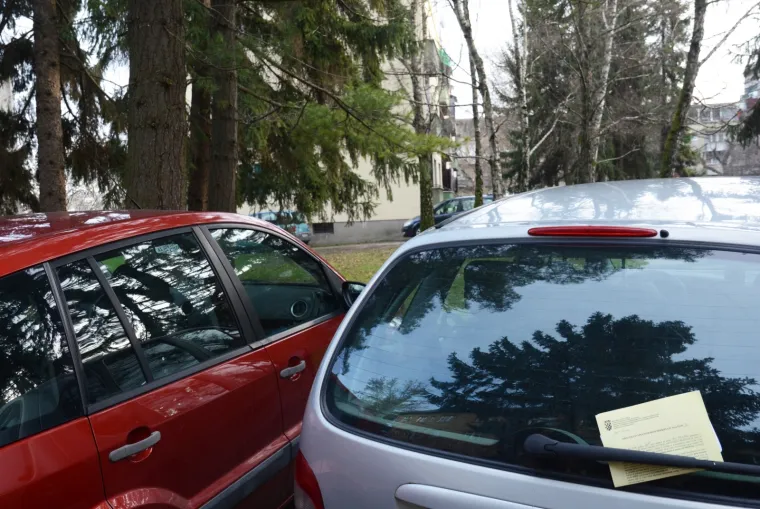 Vozači iz Siska na svojim su vjetrobranskim staklima danas prona&scaron;li blagdansku "čestitku" za nepropisno parkiranje u iznosu od 500 kuna.