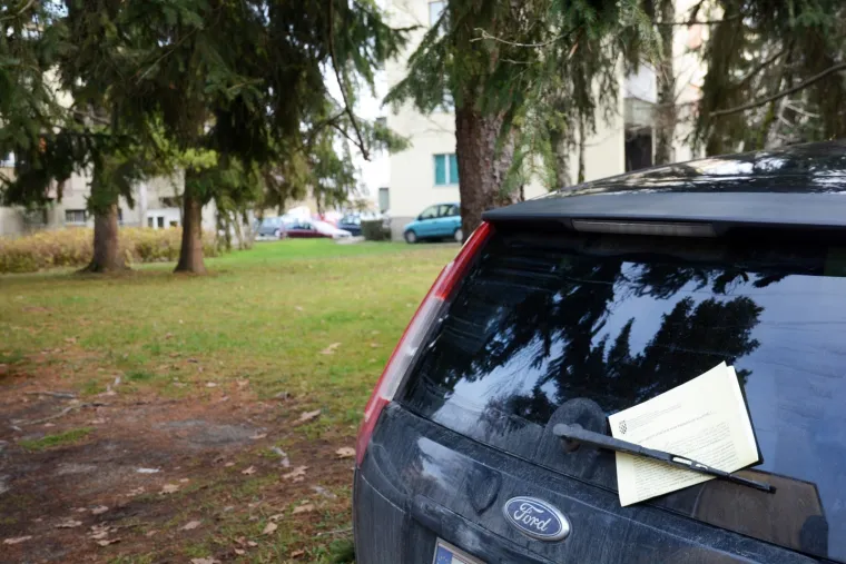 Vozači iz Siska na svojim su vjetrobranskim staklima danas prona&scaron;li blagdansku "čestitku" za nepropisno parkiranje u iznosu od 500 kuna.