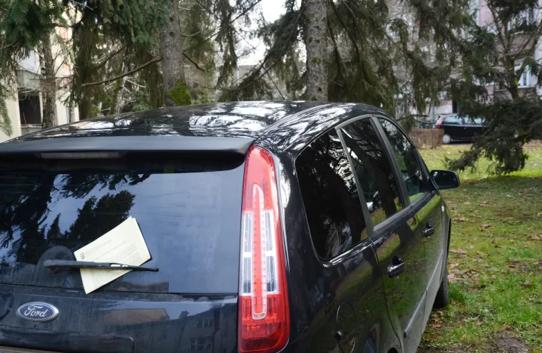 Vozači iz Siska na svojim su vjetrobranskim staklima danas prona&scaron;li blagdansku "čestitku" za nepropisno parkiranje u iznosu od 500 kuna.