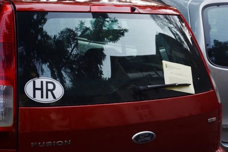 Vozači iz Siska na svojim su vjetrobranskim staklima danas prona&scaron;li blagdansku "čestitku" za nepropisno parkiranje u iznosu od 500 kuna.