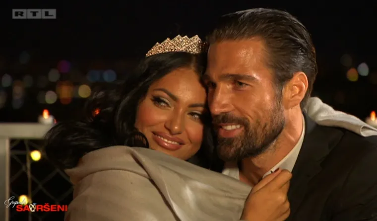 GOSPODIN SAVR&Scaron;ENI POSLAO DVIJE DJEVOJKE KUĆI: Hanu je strastveno poljubio, ali nije joj dao crvenu ružu