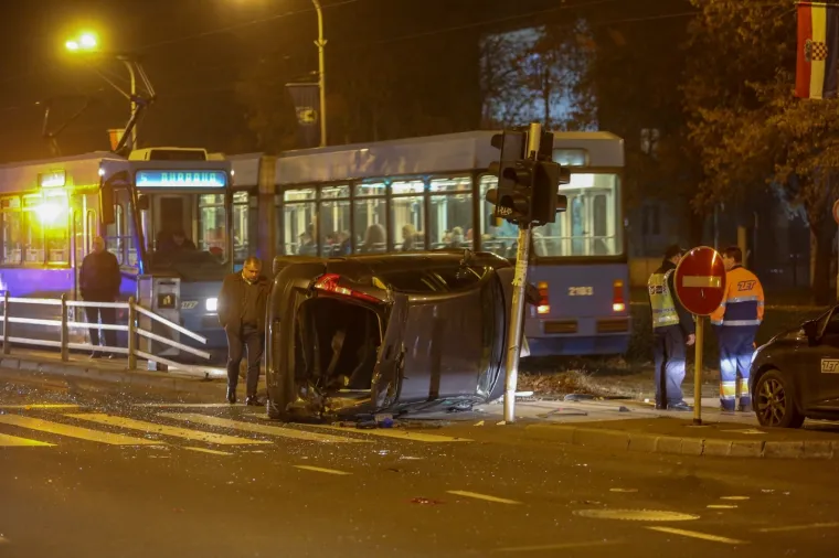 GROZNA NESREĆA U ZAGREBU: U raskrižju se sudario s busom i zavr&scaron;io na boku na tramvajskoj stanici