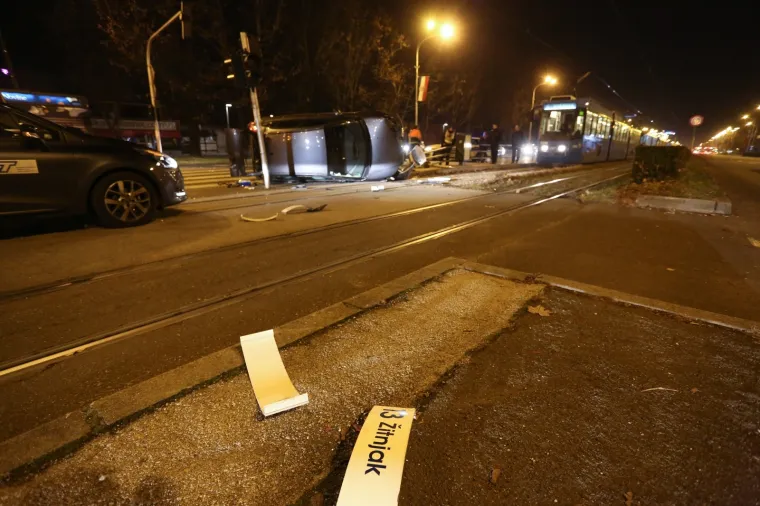 GROZNA NESREĆA U ZAGREBU: U raskrižju se sudario s busom i zavr&scaron;io na boku na tramvajskoj stanici