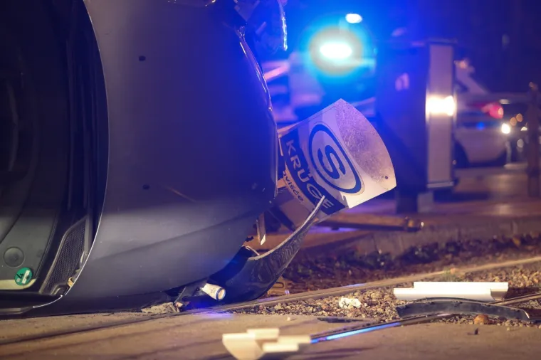 GROZNA NESREĆA U ZAGREBU: U raskrižju se sudario s busom i zavr&scaron;io na boku na tramvajskoj stanici