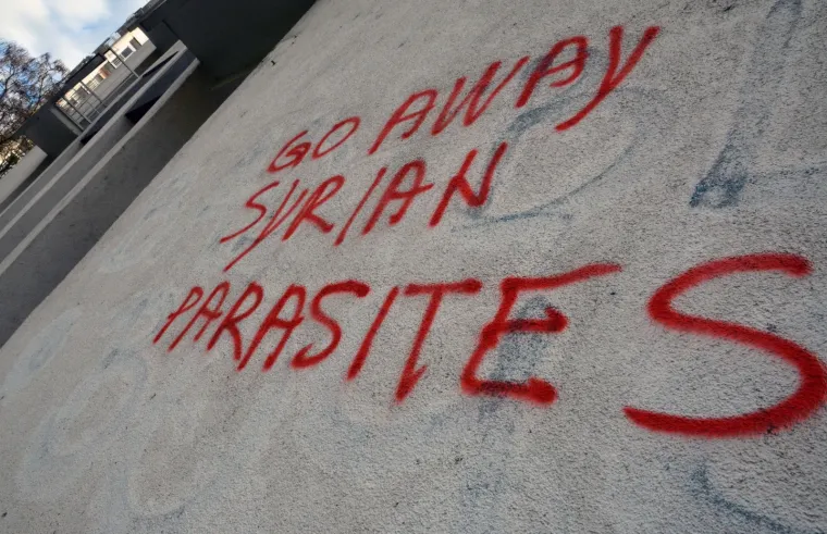 SRAMOTA U SLAVONSKOM BRODU: Novi ksenofobni grafit osvanuo na fasadi nebodera u centru grada