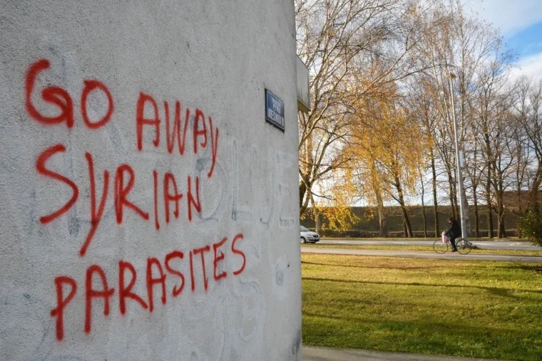 SRAMOTA U SLAVONSKOM BRODU: Novi ksenofobni grafit osvanuo na fasadi nebodera u centru grada