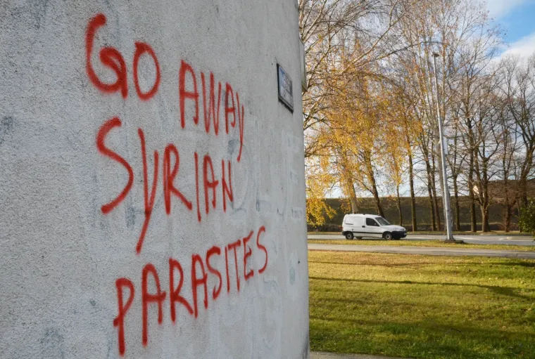 SRAMOTA U SLAVONSKOM BRODU: Novi ksenofobni grafit osvanuo na fasadi nebodera u centru grada