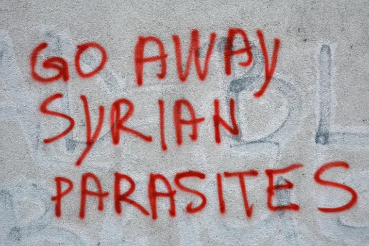 SRAMOTA U SLAVONSKOM BRODU: Novi ksenofobni grafit osvanuo na fasadi nebodera u centru grada