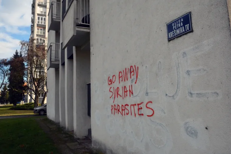SRAMOTA U SLAVONSKOM BRODU: Novi ksenofobni grafit osvanuo na fasadi nebodera u centru grada