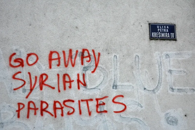 SRAMOTA U SLAVONSKOM BRODU: Novi ksenofobni grafit osvanuo na fasadi nebodera u centru grada