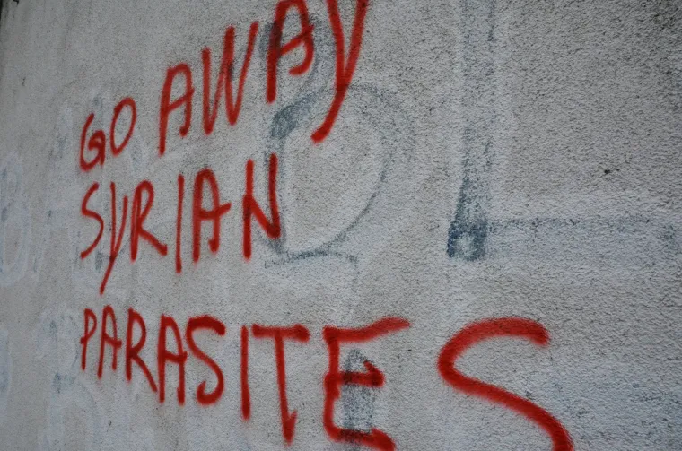 SRAMOTA U SLAVONSKOM BRODU: Novi ksenofobni grafit osvanuo na fasadi nebodera u centru grada