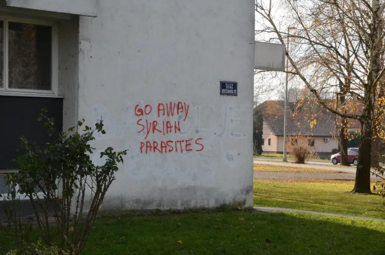SRAMOTA U SLAVONSKOM BRODU: Novi ksenofobni grafit osvanuo na fasadi nebodera u centru grada