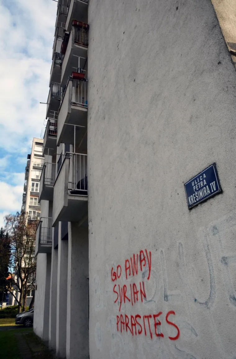 SRAMOTA U SLAVONSKOM BRODU: Novi ksenofobni grafit osvanuo na fasadi nebodera u centru grada