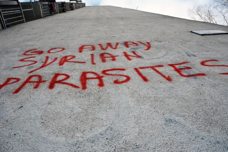 SRAMOTA U SLAVONSKOM BRODU: Novi ksenofobni grafit osvanuo na fasadi nebodera u centru grada