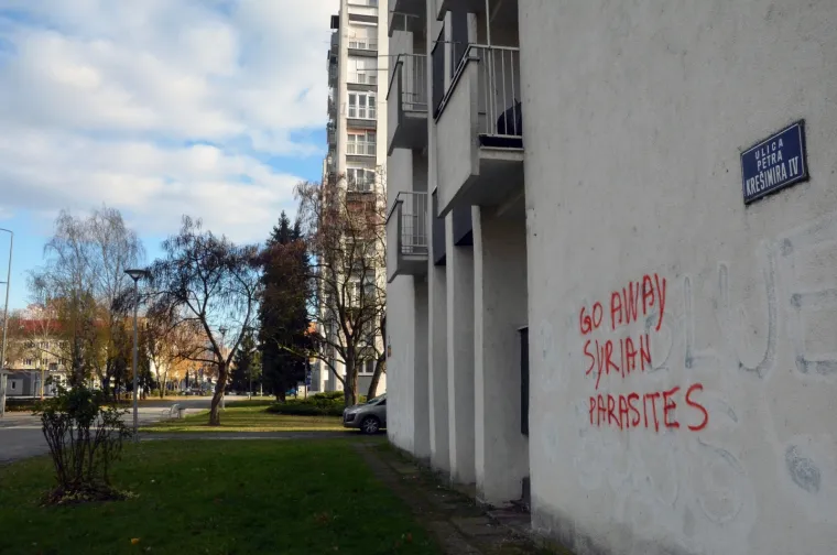 SRAMOTA U SLAVONSKOM BRODU: Novi ksenofobni grafit osvanuo na fasadi nebodera u centru grada