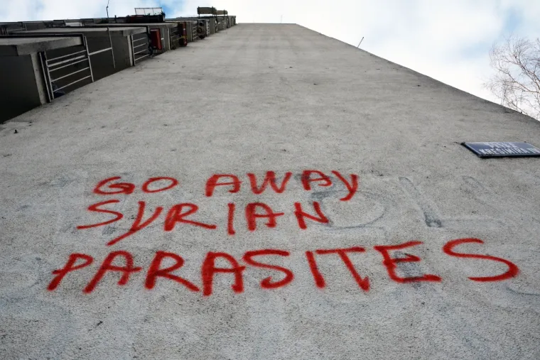 Slavonski Brod - Grafit "Go Away Syrian Parasites"- (Odlazite sirijski paraziti) osvanuo je na pročelju jednog od nebodera nasuprot zgradi Županijske uprave u strogom sredi&scaron;tu Slavonskog Broda.  Photo: Ivica Galovic/PIXSELL