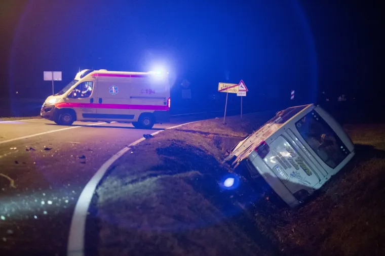 U Laslovu autobus pun putnika sletio u kanal, ozlijeđeno više osoba