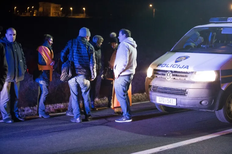U Laslovu autobus pun putnika sletio u kanal, ozlijeđeno više osoba