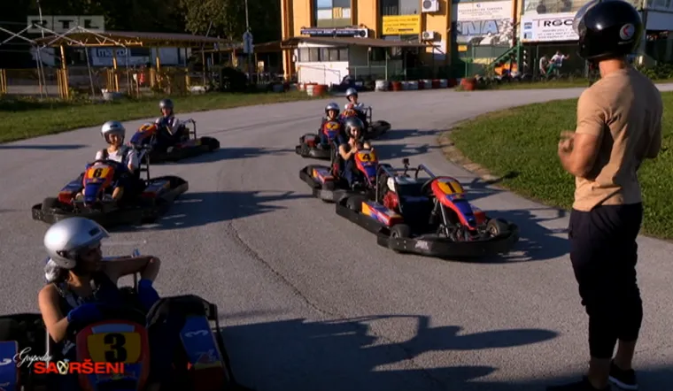Djevojke na karting stazi