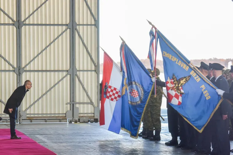 U vojarni Pukovnik Mirko Vukušić u Zemuniku kod Zadra u srijedu je održana središnja svečanost obilježavanja 27. obljetnice utemeljenja Hrvatskog ratnog zrakoplovstva. Na svečanosti su bili nazočni ministar obrane Damir Krstičević, načelnik Glavnog stožera Oružanih snaga RH general Mirko Šundov i zapovjednik Hrvatskog ratnog zrakoplovstva Mato Mikić. Svečanost je održana u vrijeme dok je Hrvatska suočena s problemima oko nabave borbenih zrakoplova F-16 Barack od Izraela koju je blokirao SAD, proizvođač tih zrakoplova, zbgo toga što su Izraelci nadograđivali svoju tehnologiju u tim zrakoplovima.