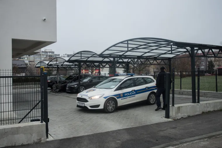 FOTO U Velikoj Gorici tijekom noći izgorio auto na parkirali&scaron;tu