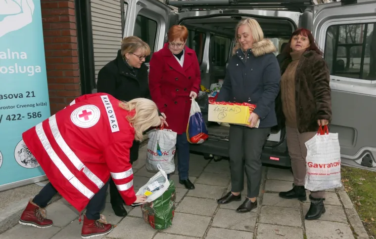 Veliko karlovačko srce: Donirali namirnice Socijalnoj samoposluzi i tako im uljep&scaron;ali blagdane