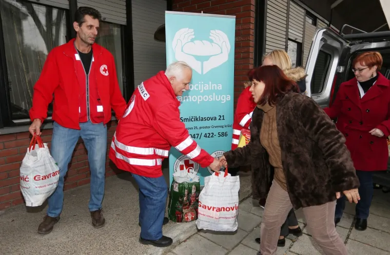 Veliko karlovačko srce: Donirali namirnice Socijalnoj samoposluzi i tako im uljep&scaron;ali blagdane