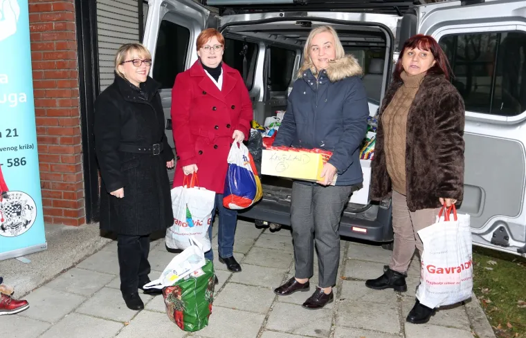 Veliko karlovačko srce: Donirali namirnice Socijalnoj samoposluzi i tako im uljep&scaron;ali blagdane
