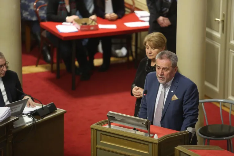 BANDIĆ NAPUSTIO BOLNICU I NA &Scaron;TAKAMA STIGAO U SKUP&Scaron;TINU: 'Ne skupimo li 26 ruku za proračun, ide se na izbore'