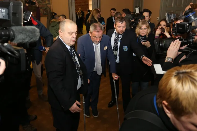 BANDIĆ NAPUSTIO BOLNICU I NA &Scaron;TAKAMA STIGAO U SKUP&Scaron;TINU: 'Ne skupimo li 26 ruku za proračun, ide se na izbore'