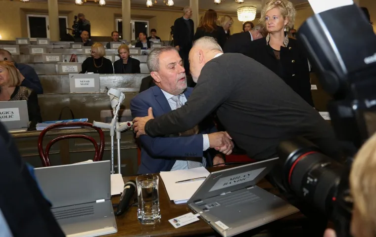 BANDIĆ NAPUSTIO BOLNICU I NA &Scaron;TAKAMA STIGAO U SKUP&Scaron;TINU: 'Ne skupimo li 26 ruku za proračun, ide se na izbore'