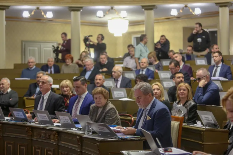 BANDIĆ NAPUSTIO BOLNICU I NA &Scaron;TAKAMA STIGAO U SKUP&Scaron;TINU: 'Ne skupimo li 26 ruku za proračun, ide se na izbore'