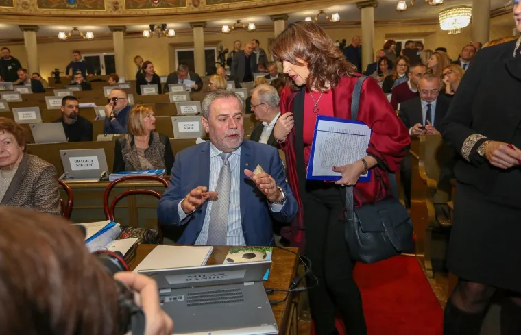 BANDIĆ NAPUSTIO BOLNICU I NA &Scaron;TAKAMA STIGAO U SKUP&Scaron;TINU: 'Ne skupimo li 26 ruku za proračun, ide se na izbore'