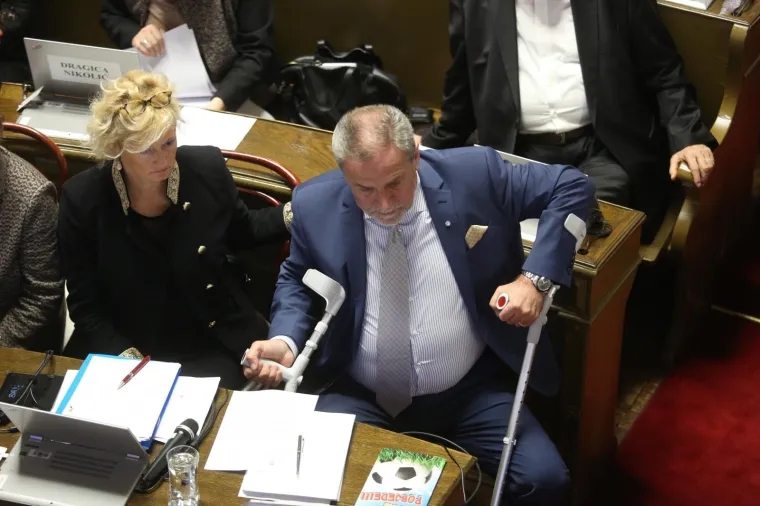 BANDIĆ NAPUSTIO BOLNICU I NA &Scaron;TAKAMA STIGAO U SKUP&Scaron;TINU: 'Ne skupimo li 26 ruku za proračun, ide se na izbore'