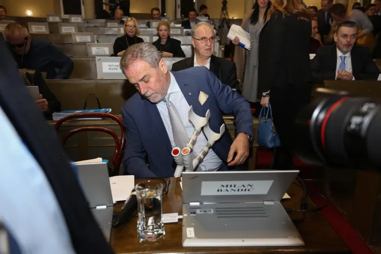 BANDIĆ NAPUSTIO BOLNICU I NA &Scaron;TAKAMA STIGAO U SKUP&Scaron;TINU: 'Ne skupimo li 26 ruku za proračun, ide se na izbore'