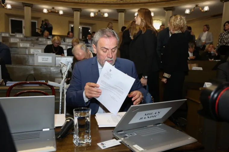 BANDIĆ NAPUSTIO BOLNICU I NA &Scaron;TAKAMA STIGAO U SKUP&Scaron;TINU: 'Ne skupimo li 26 ruku za proračun, ide se na izbore'