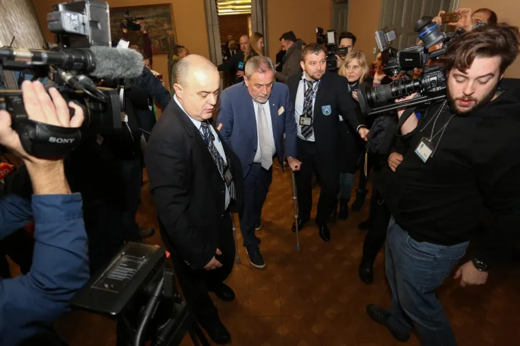 BANDIĆ NAPUSTIO BOLNICU I NA &Scaron;TAKAMA STIGAO U SKUP&Scaron;TINU: 'Ne skupimo li 26 ruku za proračun, ide se na izbore'