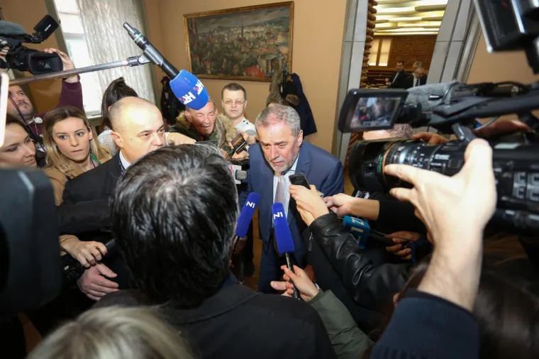 BANDIĆ NAPUSTIO BOLNICU I NA &Scaron;TAKAMA STIGAO U SKUP&Scaron;TINU: 'Ne skupimo li 26 ruku za proračun, ide se na izbore'